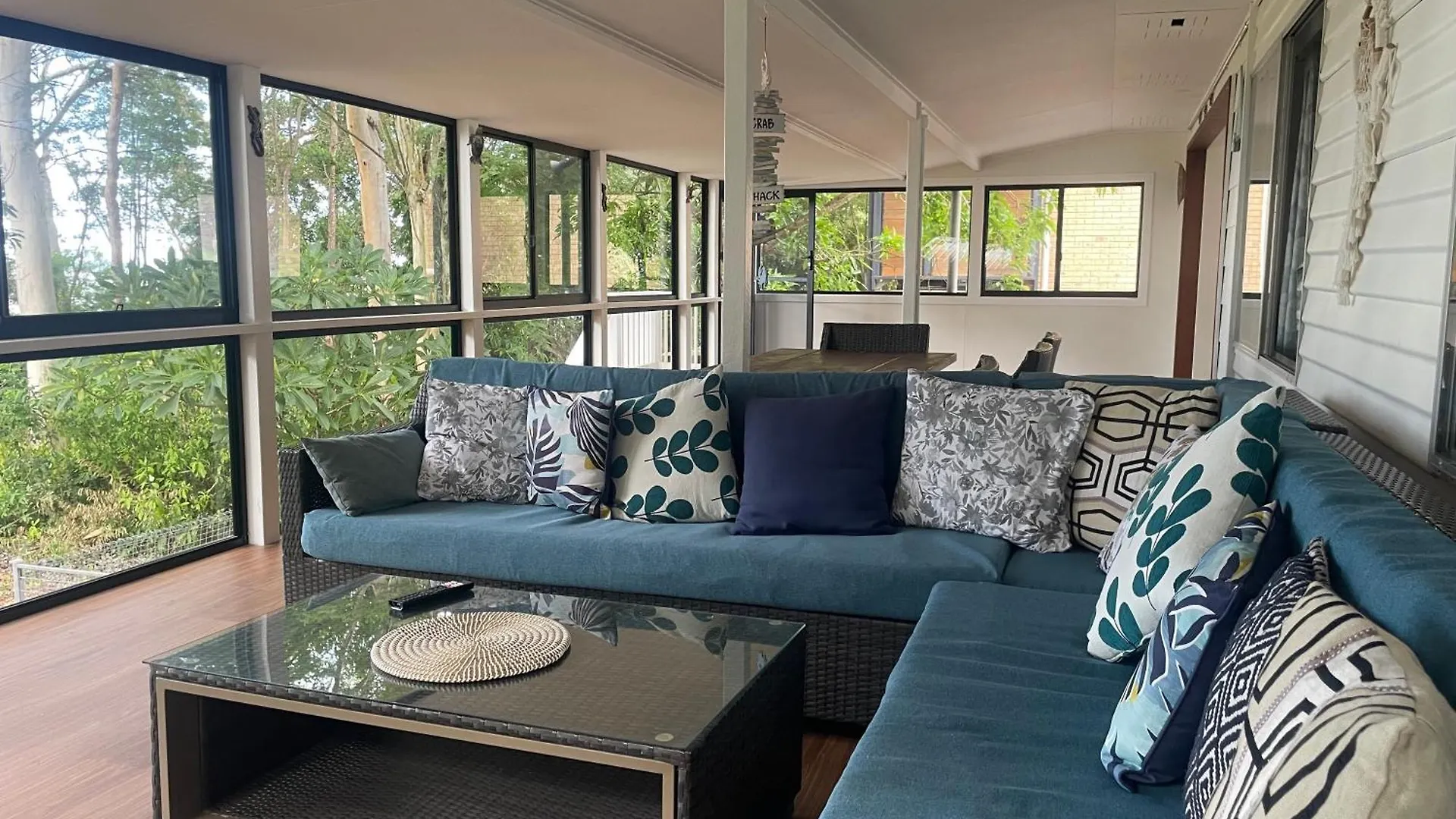 Pet Friendly Beachfront Home- Sleeps 8 Toogoom Holiday home