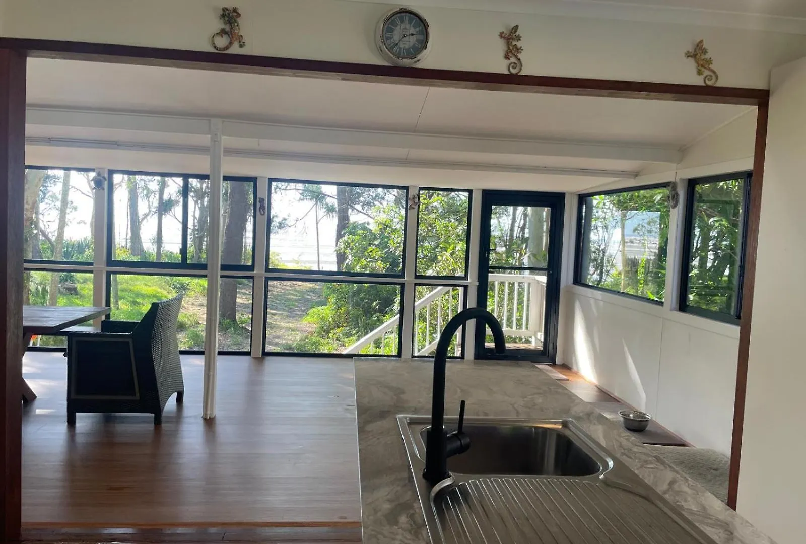Pet Friendly Beachfront Home- Sleeps 8 Toogoom