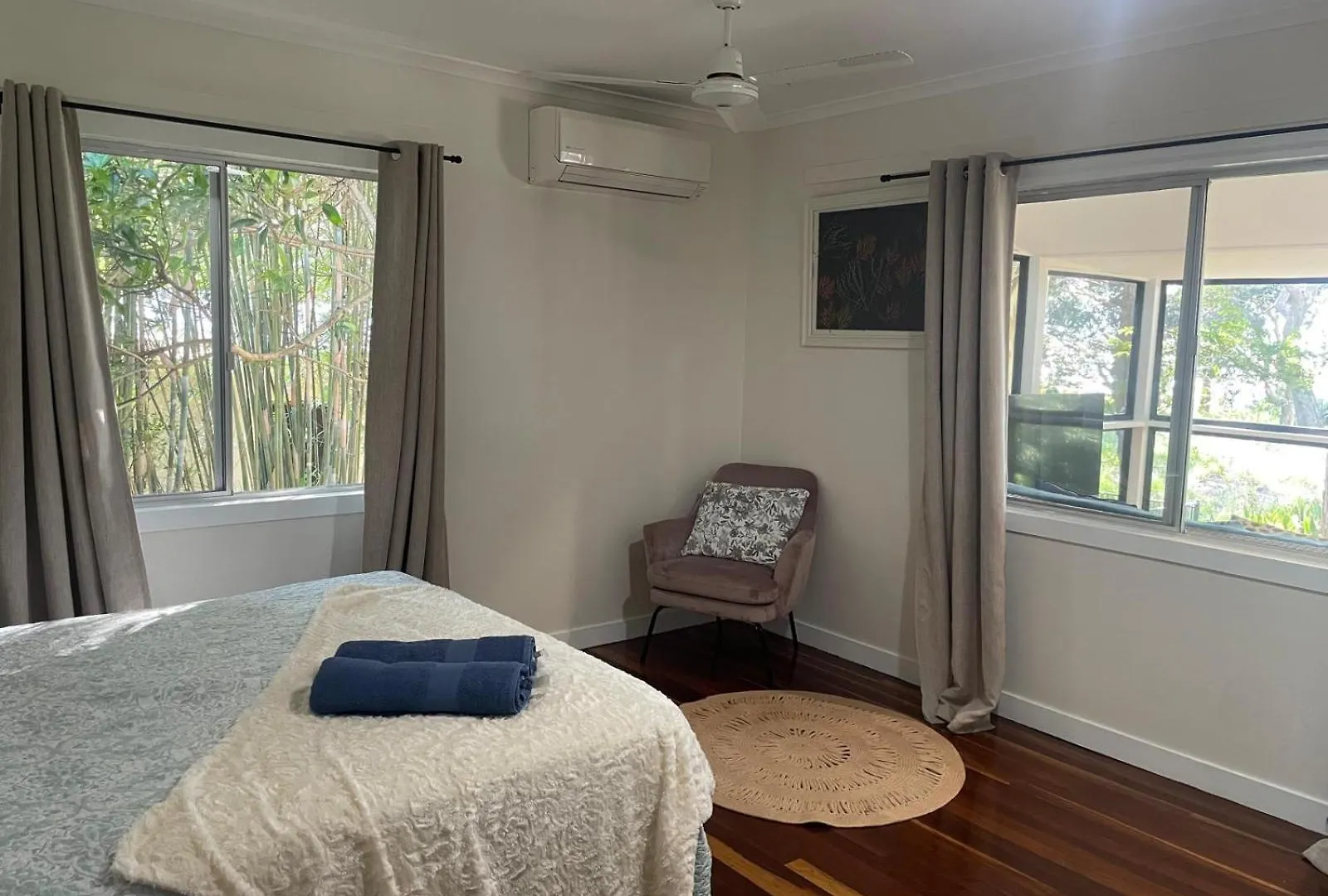 Holiday home Pet Friendly Beachfront Home- Sleeps 8 Toogoom