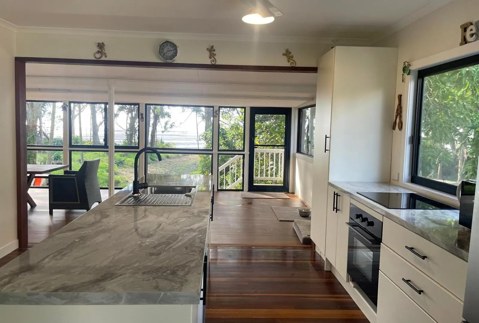 Pet Friendly Beachfront Home- Sleeps 8 Toogoom