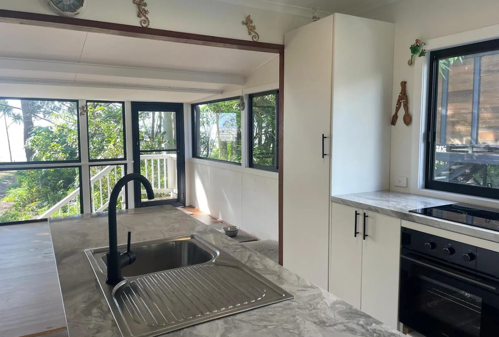 Pet Friendly Beachfront Home- Sleeps 8 Toogoom Holiday home